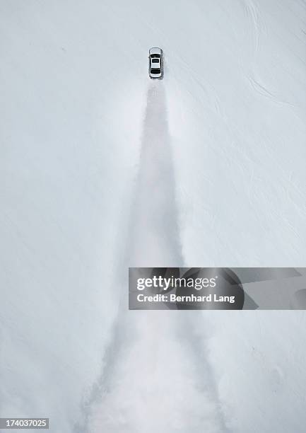 car driving on snow field, aerial view - spoor vorm stockfoto's en -beelden