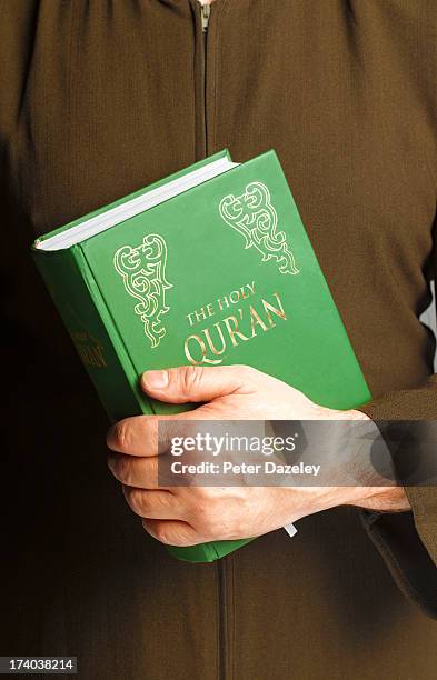 man holding qur'an - holy quran - fotografias e filmes do acervo