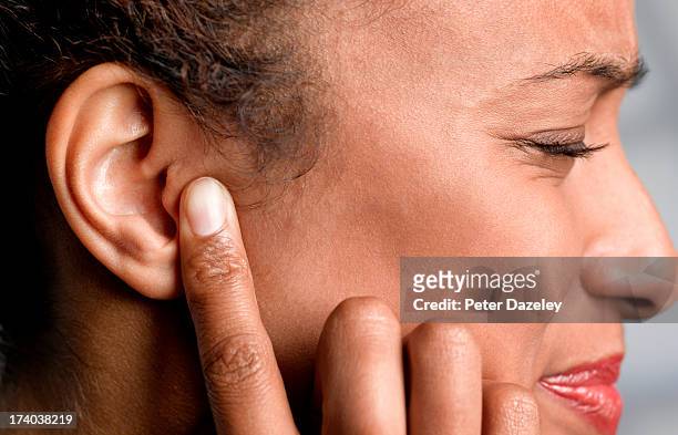 woman with earache - ear stockfoto's en -beelden