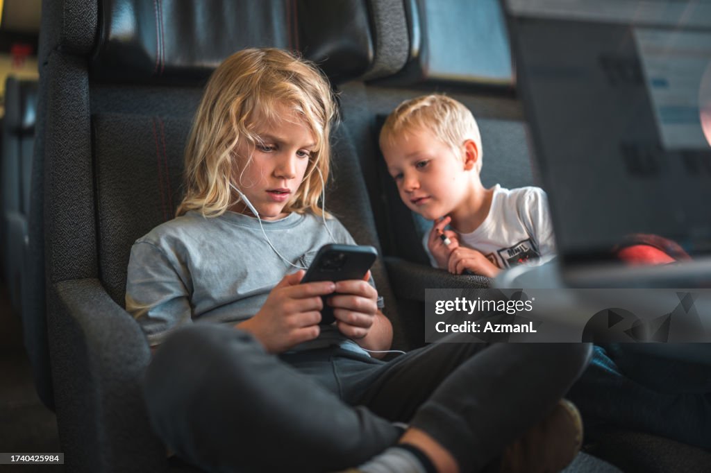 デンマークで1台のスマートフォンで列車旅行を最大限に活用する2人の兄弟