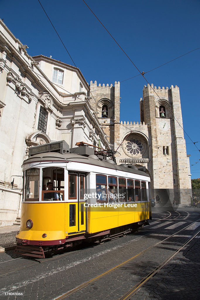 Electrico 28 tram at Se Catedral cathedral