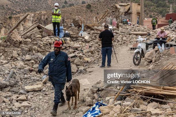 Secouriste qatari avec un chien de Qatar International Search and Rescue Group à Imi N'Tala le 12 septembre 2023.