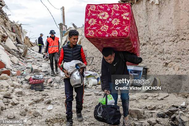 Récupération de matelas et d'objets divers dans les décombres dans le village de Imi N'Tala le 12 septembre 2023.