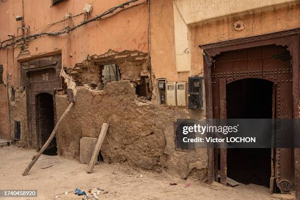Maison avec un mur endommagé et tenus par des madriers de fortune suite au séisme dans la Médina de Marrakech le 14 septembre 2023.