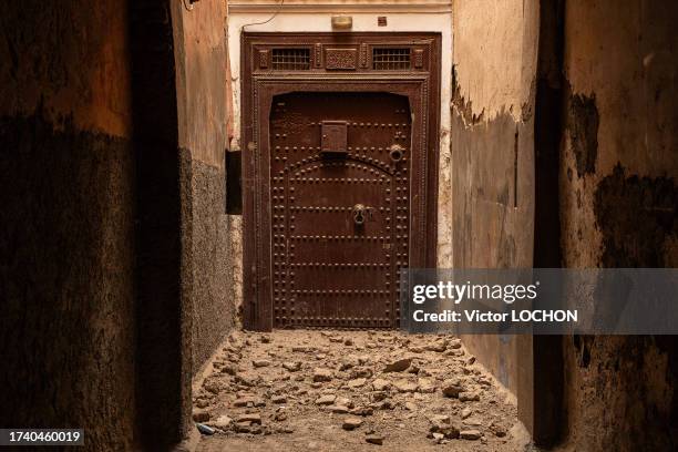 Porte ancienne en bois et gravats suite au séisme dans la Médina de Marrakech le 14 septembre 2023.