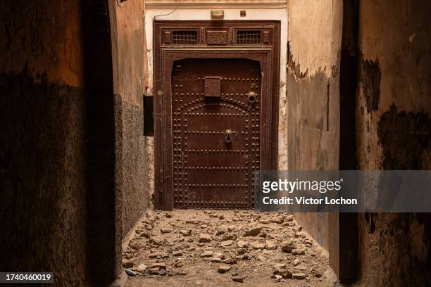 Porte ancienne en bois et gravats suite au séisme dans la Médina de Marrakech le 14 septembre 2023.