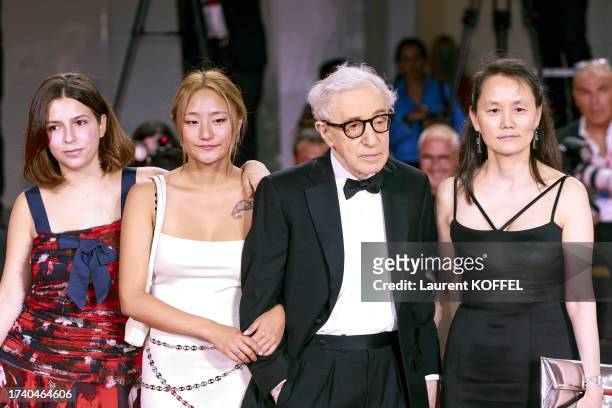 Bechet Allen, Manzie Tio Allen, Woody Allen et Soon-Yi Previn lors du 80e Festival du film de Venise le 4 septembre 2023.
