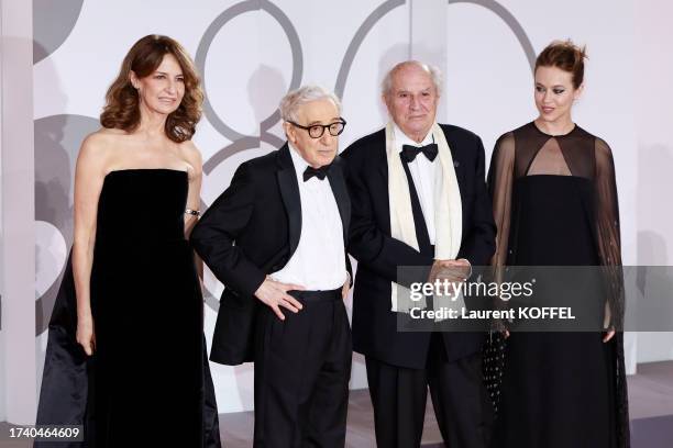 Valérie Lermercier, Woody Allen, Lou De laage et Vittorio Storaro lors du 80e Festival du film de Venise le 4 septembre 2023.