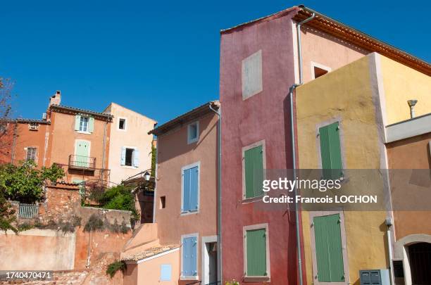 Façade des habitations de couleur dans le village de Roussillon dans le Vaucluse le 24 octobre 2004.