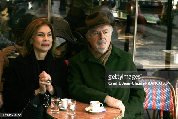 Fernando Botero et sa femme Sophia Vari à une terrasse de café dans le quartier de Saint-Germain à Paris en 2018.