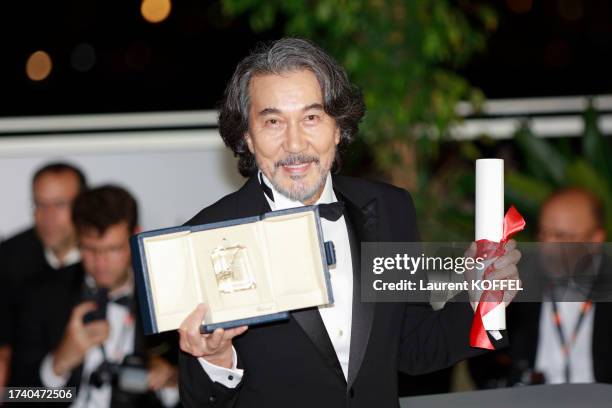 Acteur K?ji Yakusho avec sa Palme d'Or du prix d'interprétation masculine dans le film 'Perfect Days' lors du 76ème festival de Cannes le 27 mai 2023...