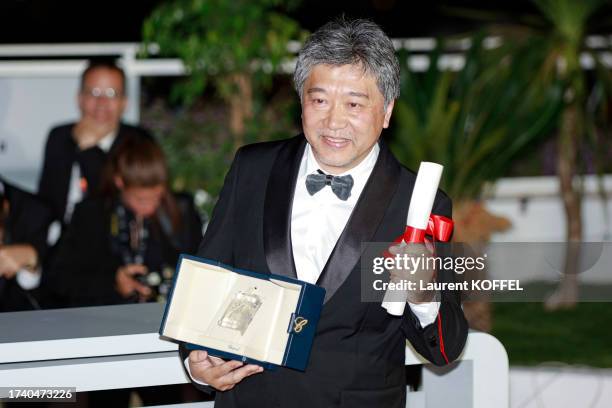 Le réalisateur Hirokazu Kore-eda avec sa Palme d'Or du meilleur scénario pour le film 'Kaibutsu' lors du 76ème festival de Cannes le 27 mai 2023 à...