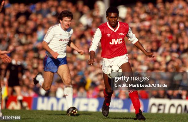 November 1986 Football League Division One Arsenal v West Ham United David Rocastle on the ball for Arsenal.