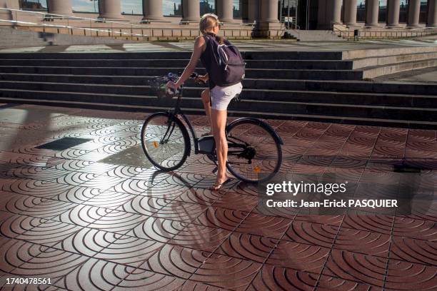 Jeune femme à vélo le 16 septembre 2015 à Barcelone.