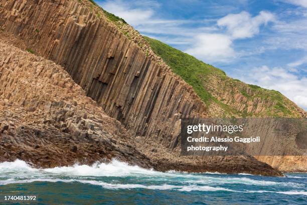 basalt island from sai kung - hongkong geopark stock-fotos und bilder