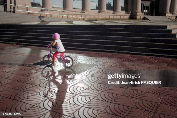 Fillette à vélo le 16 septembre 2015 à Barcelone.