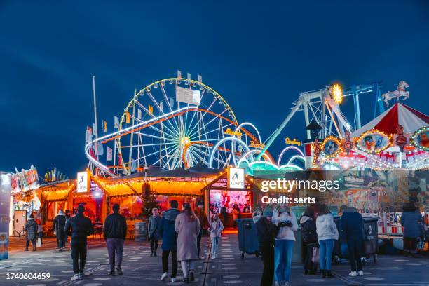 winter wonderland - christmas themed amusement park in hyde park, london, uk - winter wonderland londen stockfoto's en -beelden