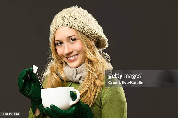 herbst mädchen genießen sie eine tasse tee - teesieb stock-fotos und bilder