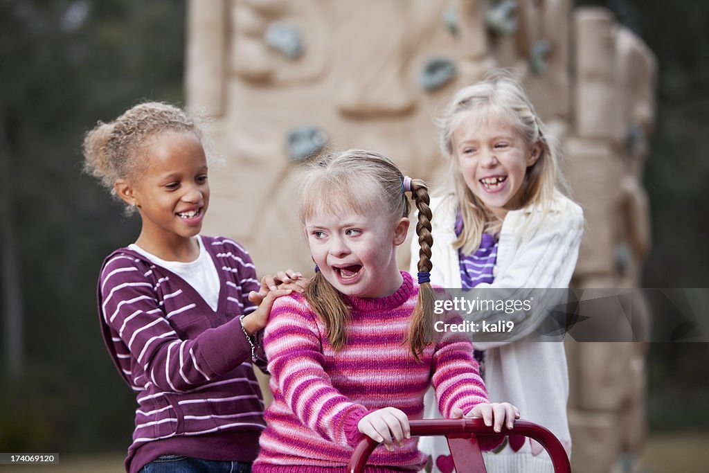 Mädchen spielen am Spielplatz