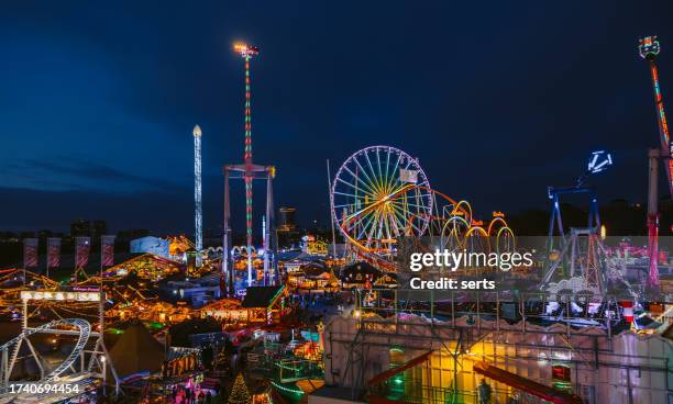 winter wonderland - christmas themed amusement park in hyde park, london, uk - winter wonderland londen stockfoto's en -beelden