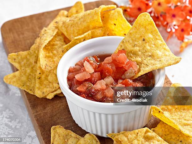 corn chips - tortilla chips stockfoto's en -beelden