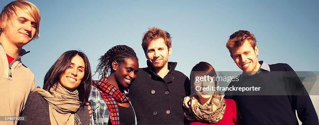 Feliz estudiante multirracial abrazar al aire libre