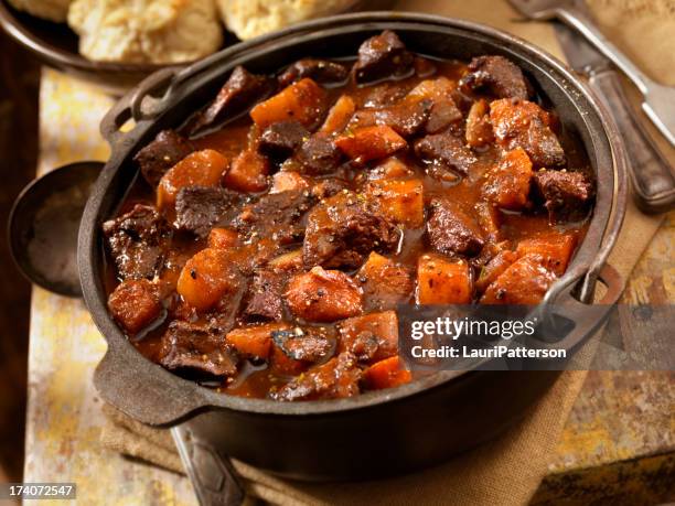 irish stew mit biscuits - osso bucco stock-fotos und bilder