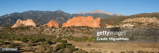 pikes peak & garden of the gods panorama - foothills - fotografias e filmes do acervo