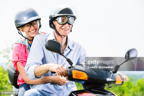 pareja madura en una motocicleta - casco moto blanco fotografías e imágenes de stock