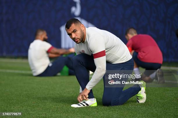 Joe Marchant of England ties his boot laces during a training session at Institut National du Sport on October 17, 2023 in Paris, France.