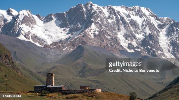 the republic of georgia's tallest mountain - montagnes du caucase photos et images de collection