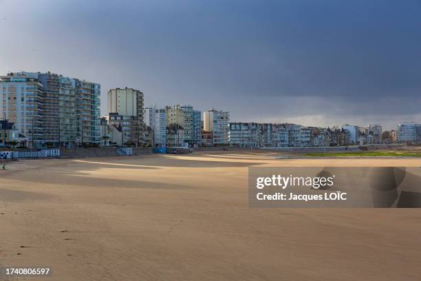 france, les sables d'olonne, 85, la grande plage, sunshine at low tide early in the morning, may 2021 - vendée photos et images de collection