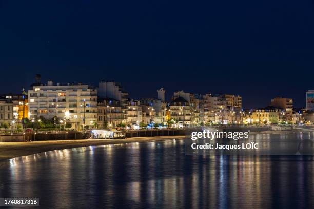 france, les sables d'olonne, 85, le front de mer de nuit, septembre 2021 - vendée photos et images de collection