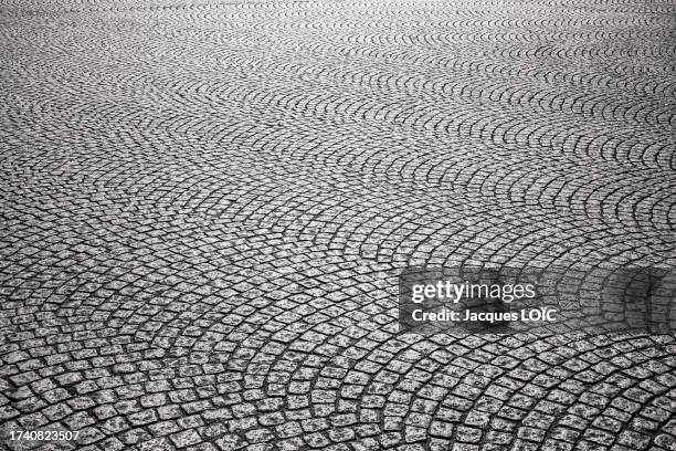 france, paris, 14th arrondissement, paving of place denfert rochereau, june 2022 - kassei stockfoto's en -beelden