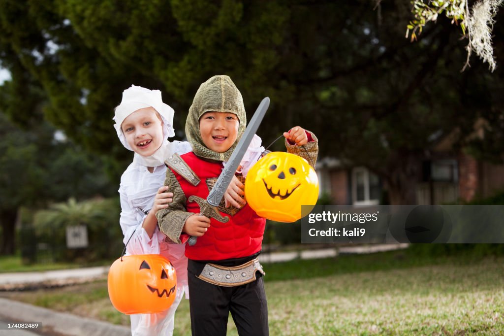 Crianças no Dia das Bruxas costumes
