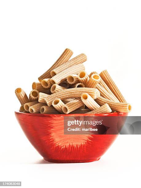 integrale penne rigati in ciotola - pasta integrale foto e immagini stock