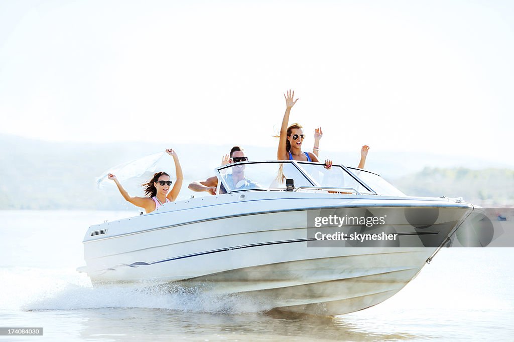 陽気な若者での乗馬、スピードボートです。