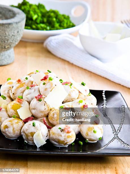 gem potato salad on platter with meal - nieuwe aardappel stockfoto's en -beelden