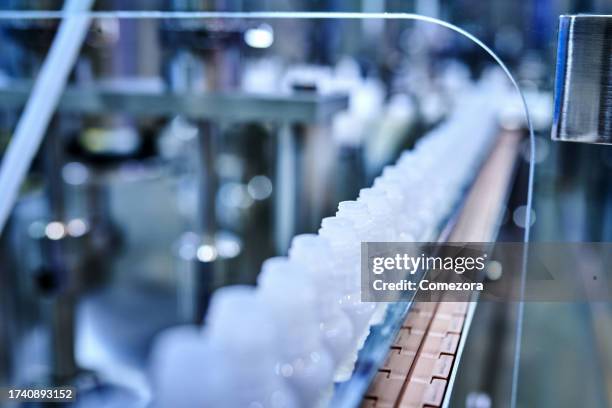 eyedropper bottling at filling production line - riempire foto e immagini stock