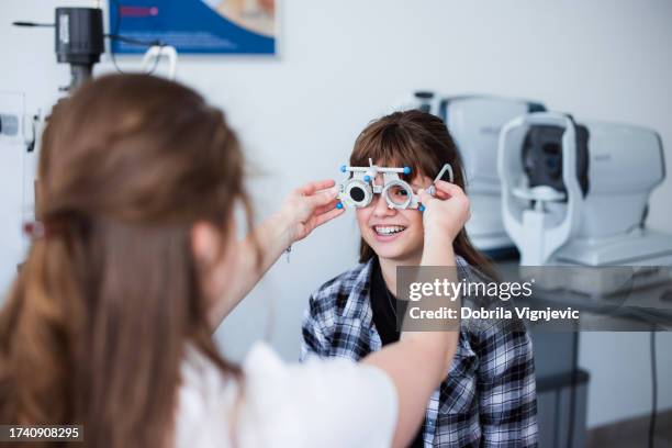 ragazza che si fa controllare la vista - miopia foto e immagini stock