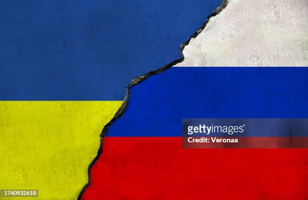 die ukraine und russland flaggen gemeinsam. konflikt zwischen der ukraine und russland. - ukraine stock-grafiken, -clipart, -cartoons und -symbole