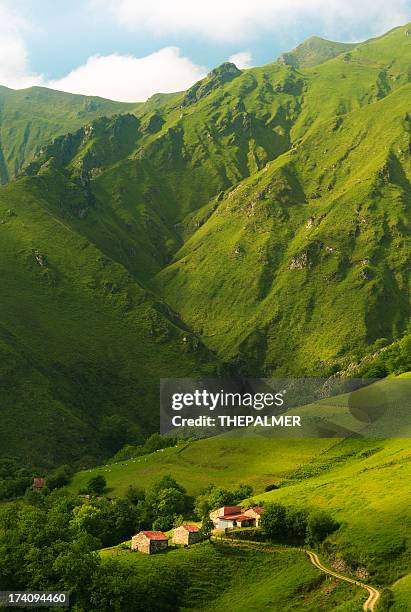 houses in the mountains of asturias - mountain range stockfoto's en -beelden