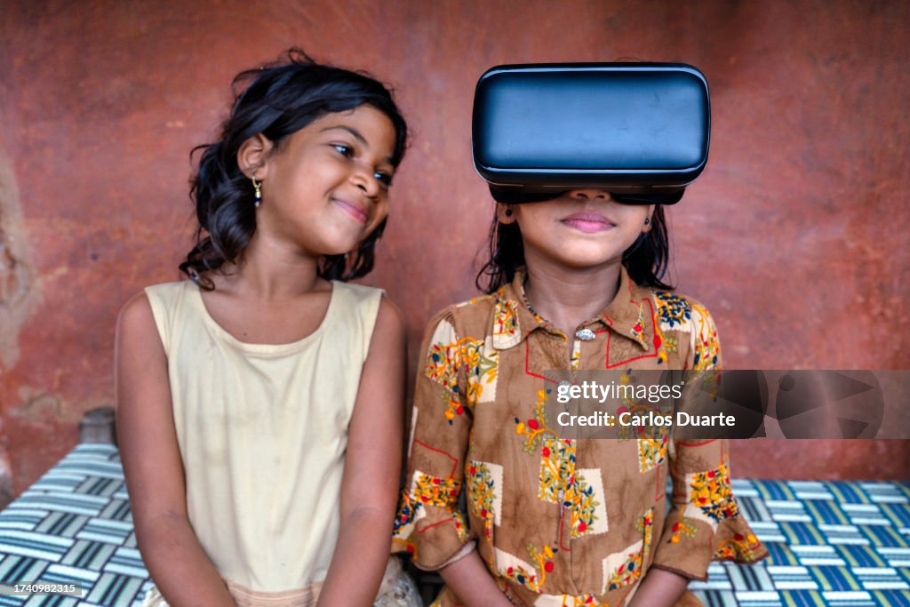 Zwei Mädchen vom Stamm der Kutia in der indischen Region Odisha amüsieren sich mit einer Virtual-Reality-Brille