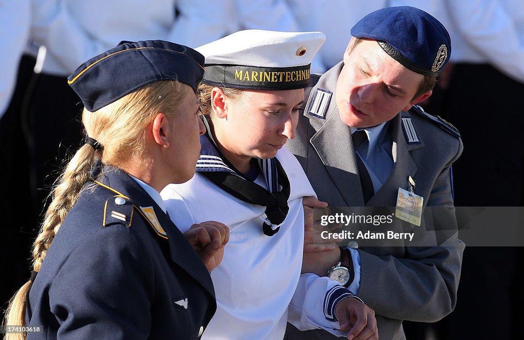 New Bundeswehr Recruits Take Oath In Front Of Reichstag