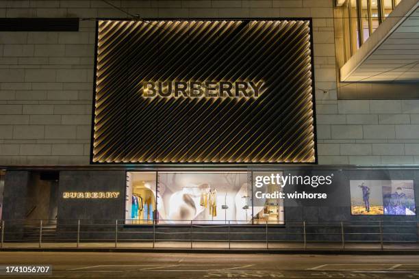 burberry almacenar en hong kong - marca de diseñador fotografías e imágenes de stock