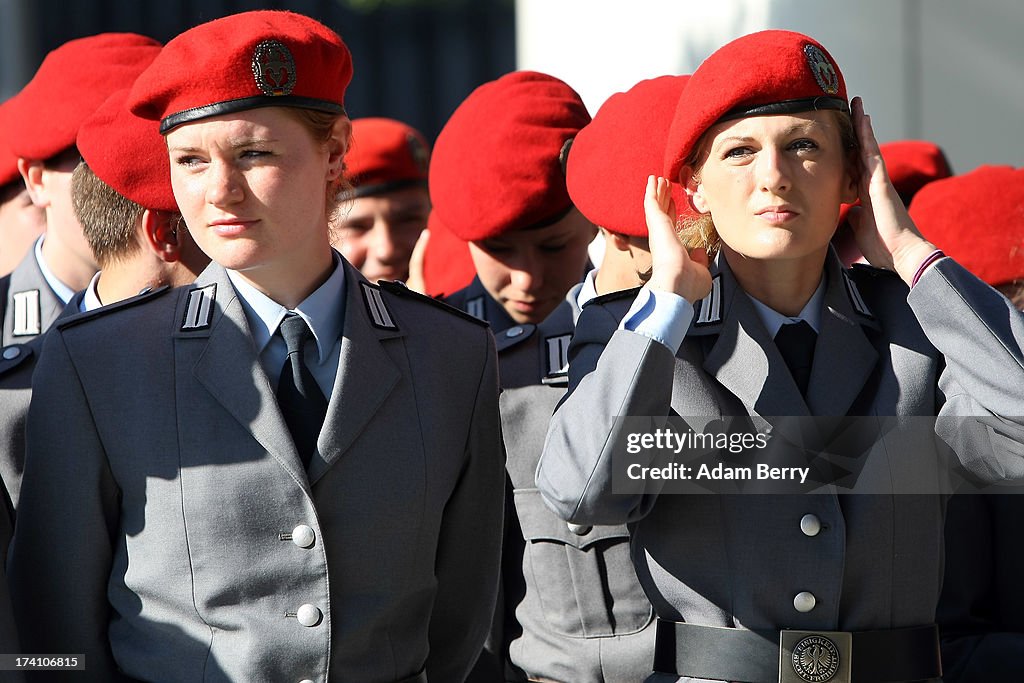 New Bundeswehr Recruits Take Oath In Front Of Reichstag