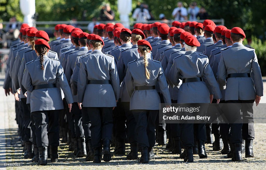 New Bundeswehr Recruits Take Oath In Front Of Reichstag