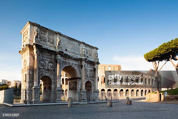 arch of constantine and colosseum - het forum van rome stockfoto's en -beelden