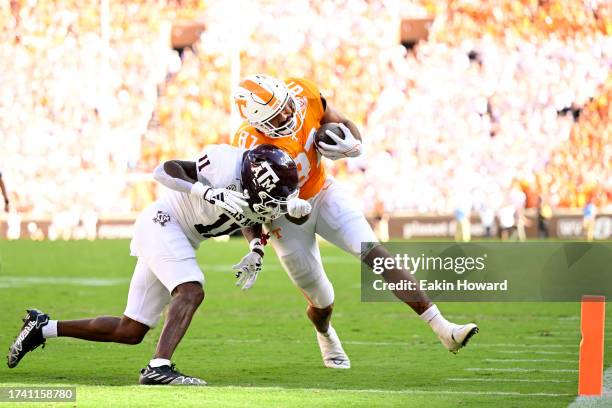 Jacob Warren of the Tennessee Volunteers scores a touchdown against Deuce Harmon of the Texas A&M Aggies in the first quarter at Neyland Stadium on...