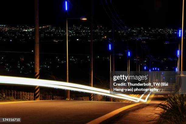 a downhill bouncing light trail - bouncing stockfoto's en -beelden